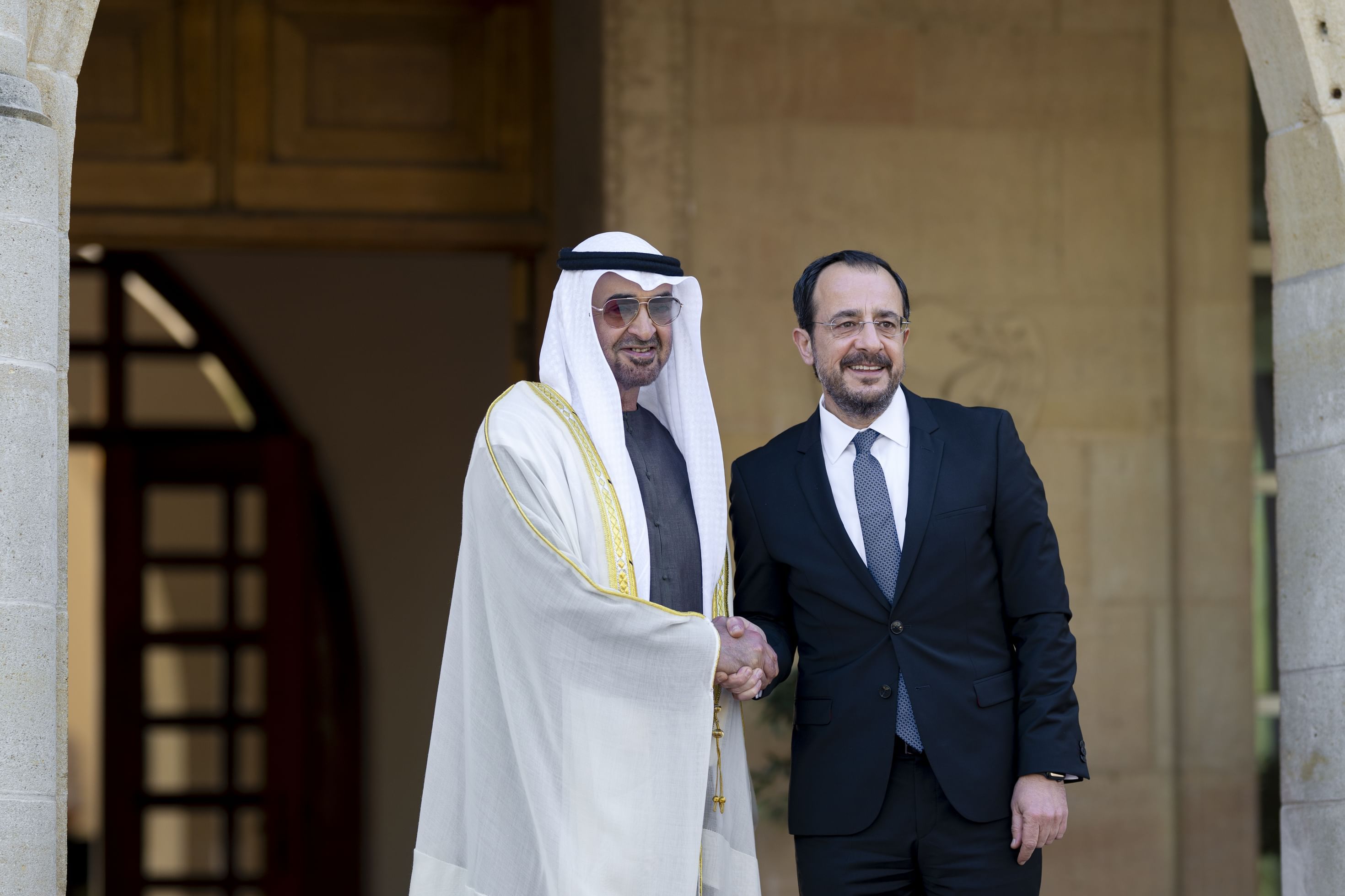 جرت لسموه مراسم استقبال رسمية..رئيس الدولة يصل القصر الرئاسي في نيقوسيا يرافقه الرئيس القبرصي