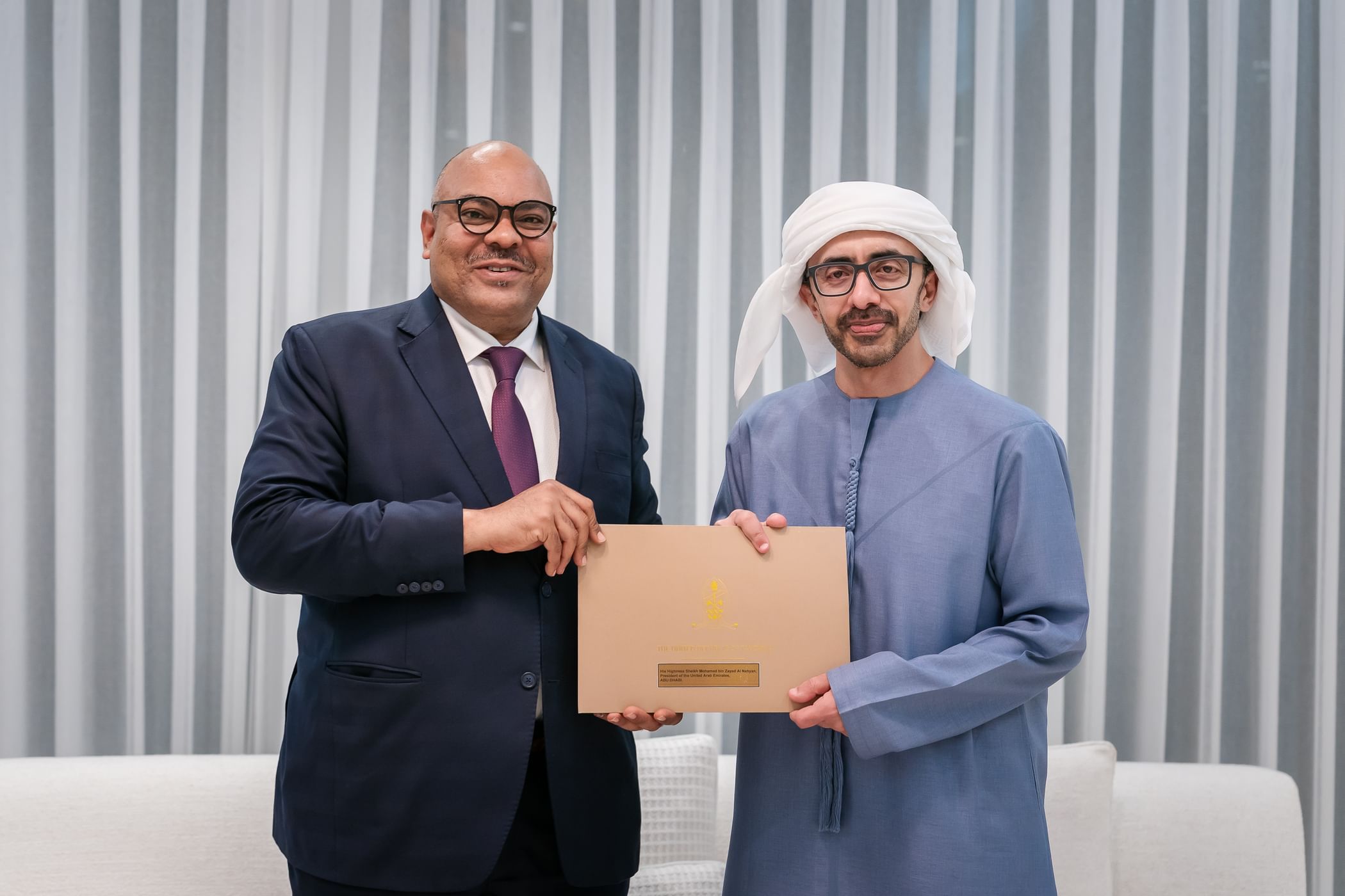 رئيس الدولة يتلقى رسالة خطية من رئيسة تنزانيا تسلمها عبدالله بن زايد