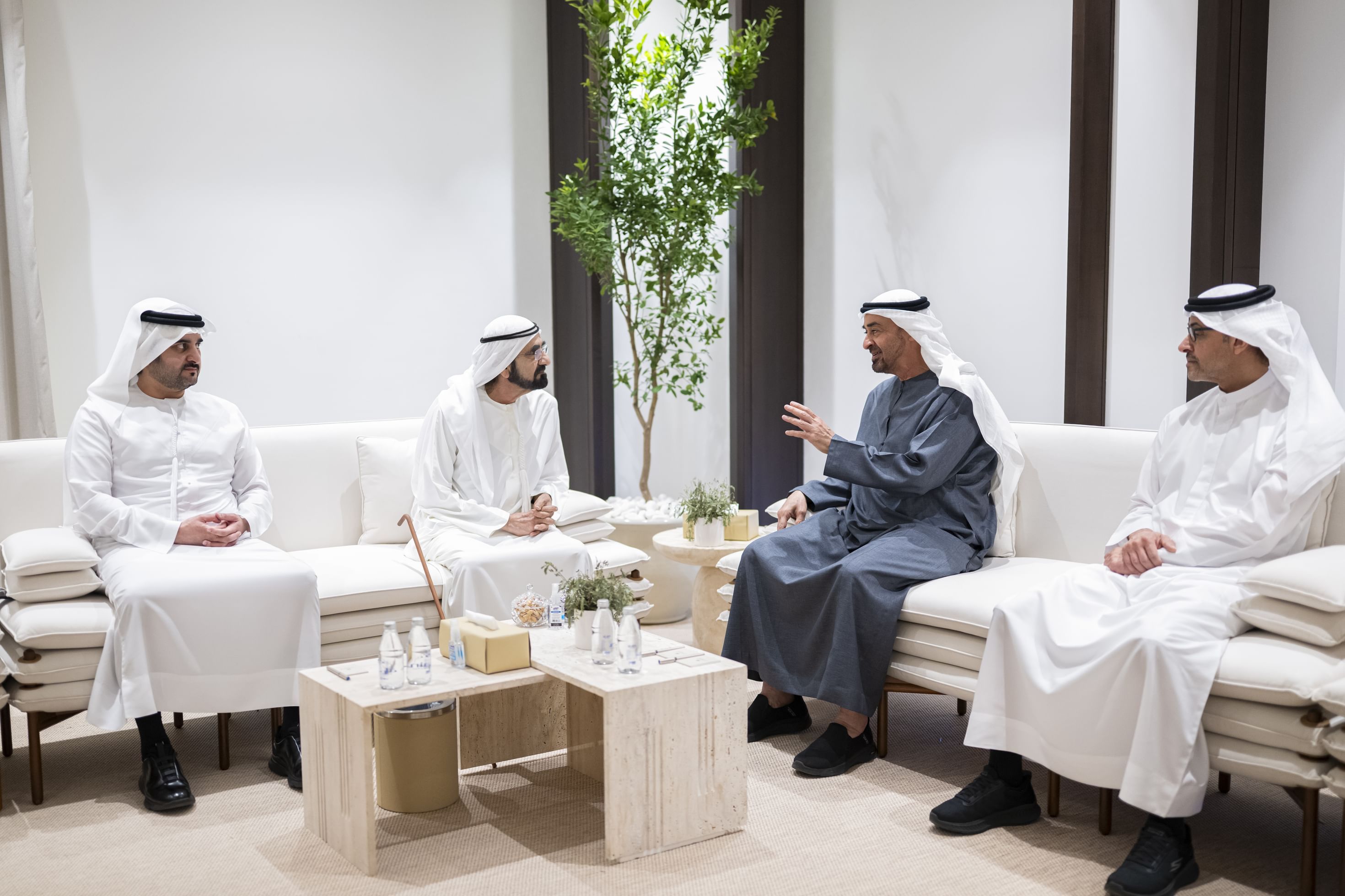 رئيس الدولة ومحمد بن راشد: الإمارات نجحت في مواجهة الأزمة بترابط شعبها وكفاءة مؤسساتها 