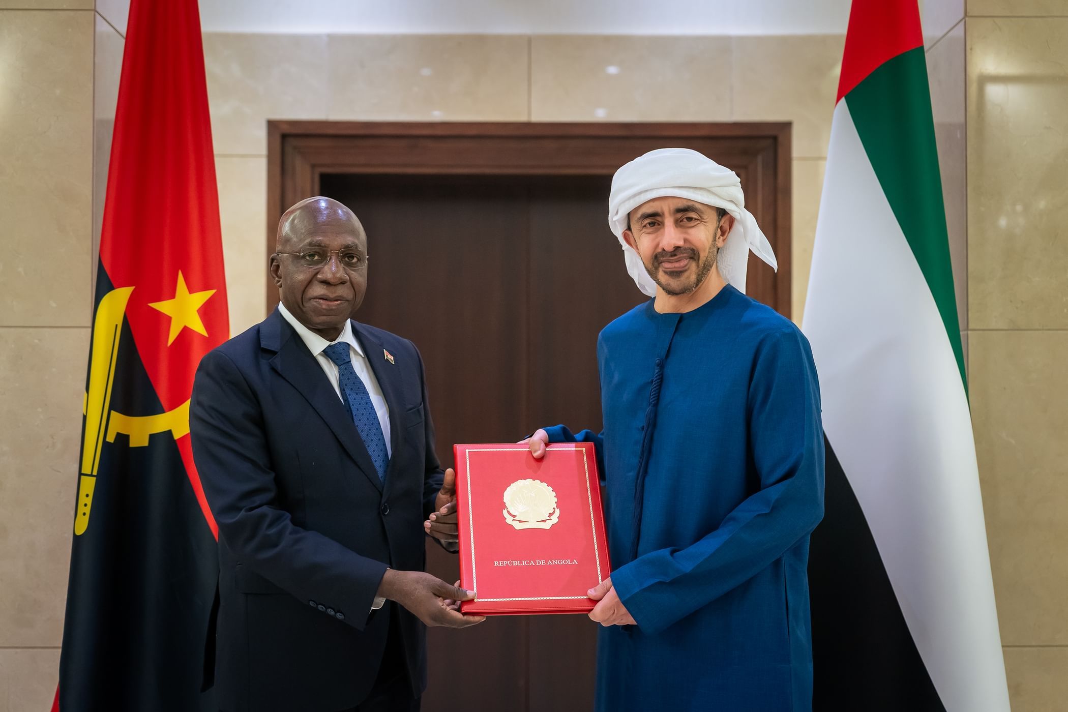 رئيس الدولة يتلقى رسالة خطية من رئيس أنغولا تسلمها عبدالله بن زايد