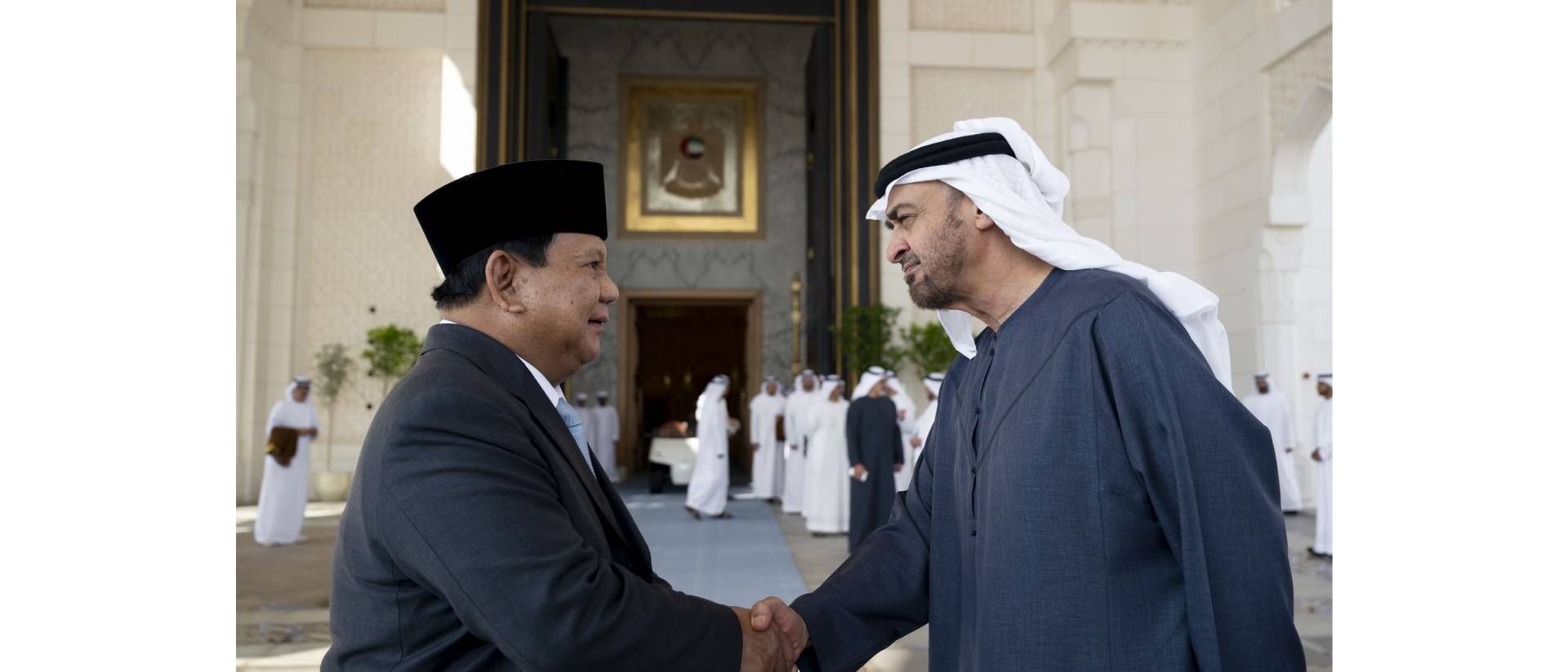 جرت له مراسم استقبال رسمية.. رئيس الدولة يستقبل الرئيس الإندونيسي في قصر الوطن