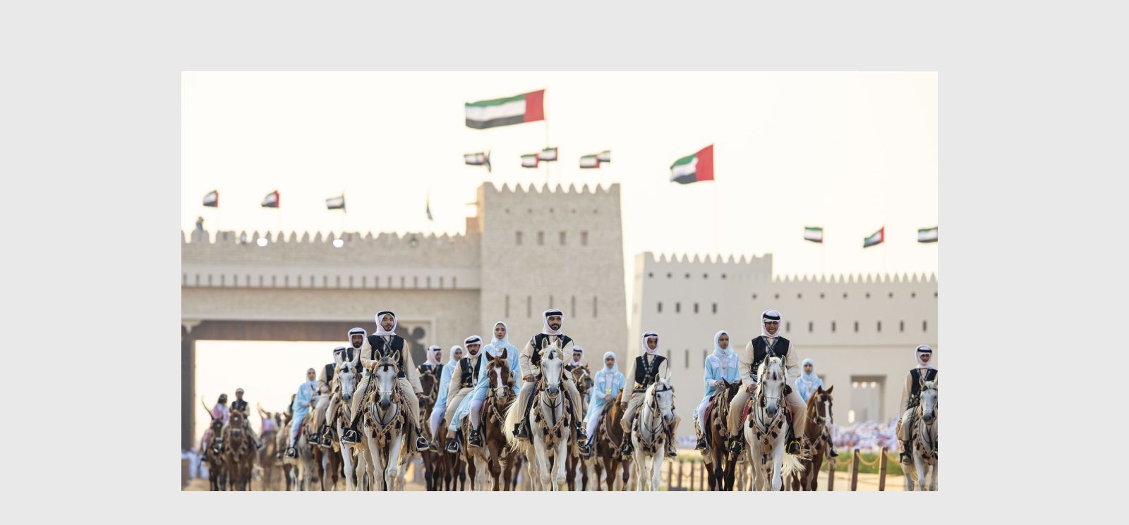 رئيس الدولة والشيوخ وضيوف الإمارات يشهدون "مسيرة الاتحاد" لأبناء القبائل بمناسبة عيد الاتحاد الـ 53