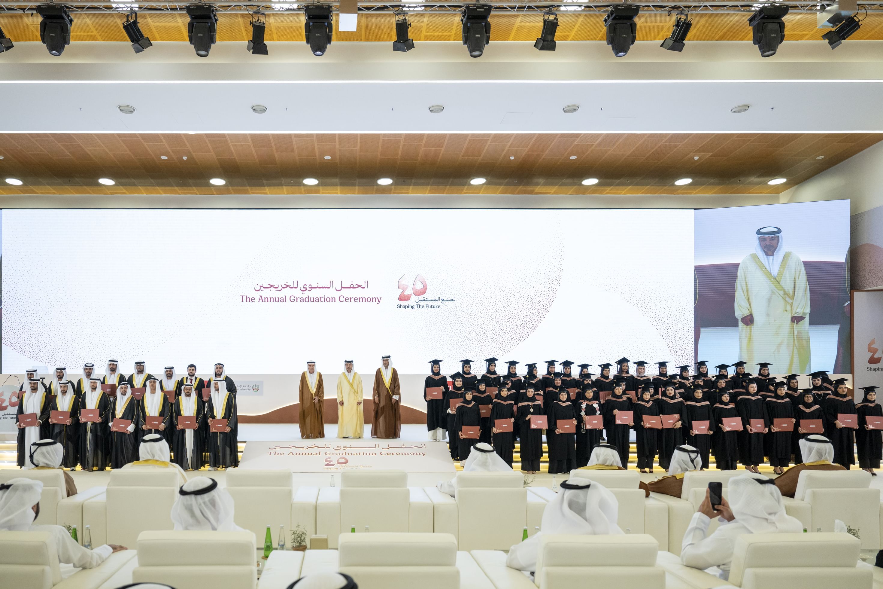 تحت رعاية رئيس الدولة.. هزاع بن زايد يشهد حفل تخريج الدفعة الـ45 من طلبة جامعة الإمارات