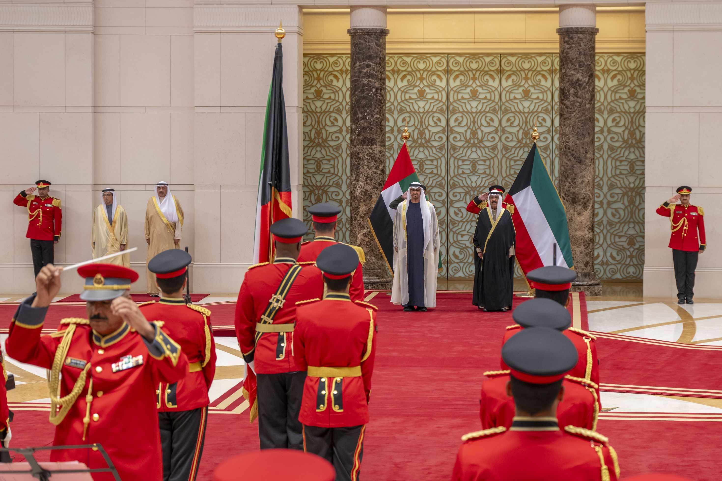 رئيس الدولة يصل الكويت وأمير البلاد في مقدمة مستقبليه /موسع